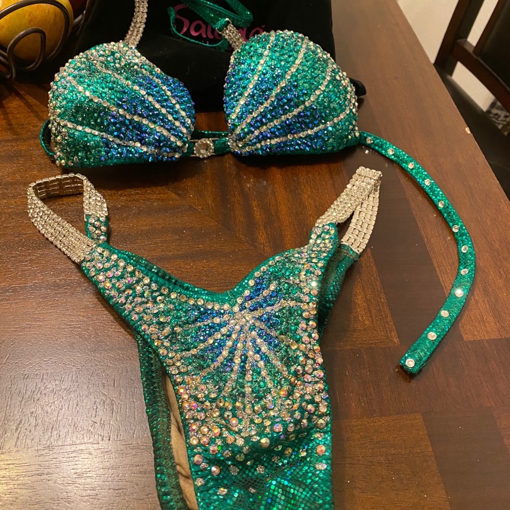Saleyla figure/physique suit
